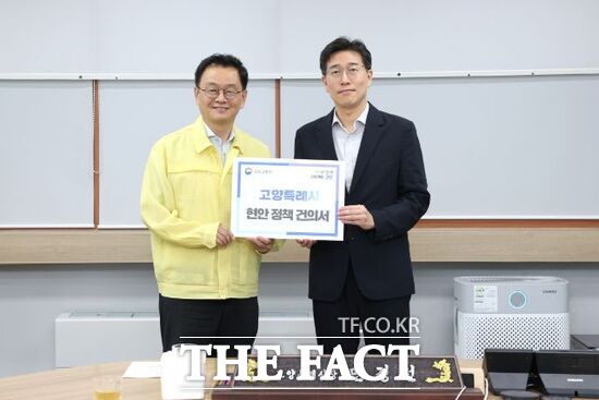 민경선 고양시장(왼쪽)이 지난 20일 정우진 국토교통부 주택공급추진본부장에게 고양시의 현안 정책이 담긴 건의서를 전달하며 정부 차원의 적극적인 관심과 지원을 요청하고 있다. /고양시