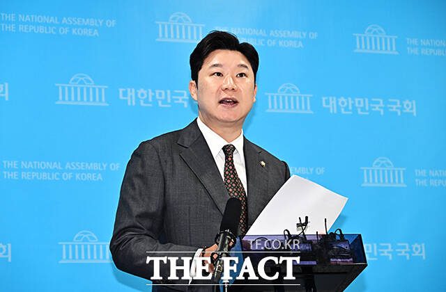 진종오 국민의힘 의원이 21일 오전 서울 여의도 국회 소통관에서 기자회견을 마친 뒤 취재진의 질의에 답변을 하고 있다. /국회=배정한 기자