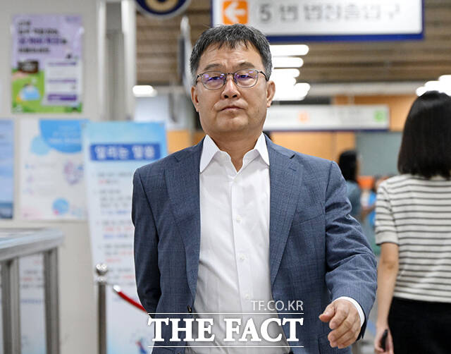 '대장동 개발 특혜 혐의'를 받는 화천대유자산관리 대주주 김만배(왼쪽)와 ‘특정범죄가중처벌등에관한법률위반(뇌물) 등 혐의’를 받는 유동규 전 성남도시개발공사 기획본부장이 21일 오전 서울 서초구 서울중앙지법에 출석하고 있다. /김성렬 기자