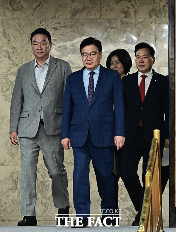 정점식 국민의힘 원내대표(가운데)가 21일 오전 서울 여의도 국회에서 열린 원내대책회의에 참석해 모두발언을 하고 있다. /국회=배정한 기자