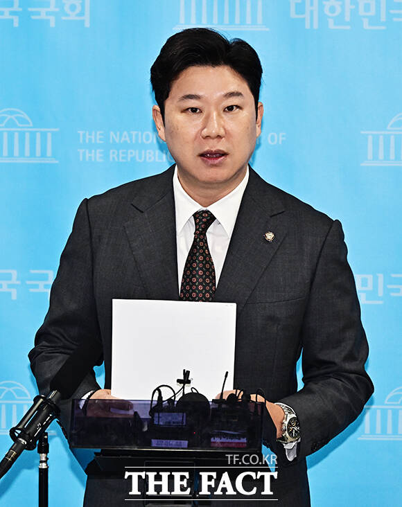 진종오 국민의힘 의원이 21일 오전 서울 여의도 국회 소통관에서 기자회견을 마친 뒤 취재진의 질의에 답변을 하고 있다. /국회=배정한 기자