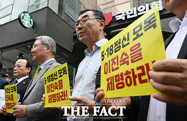 5·18 단체 관계자(왼쪽)가 장동혁 대표에게 전달할 공동 공개질의서를 국민의힘 중앙당사 관계자에게 전달하고 있다.