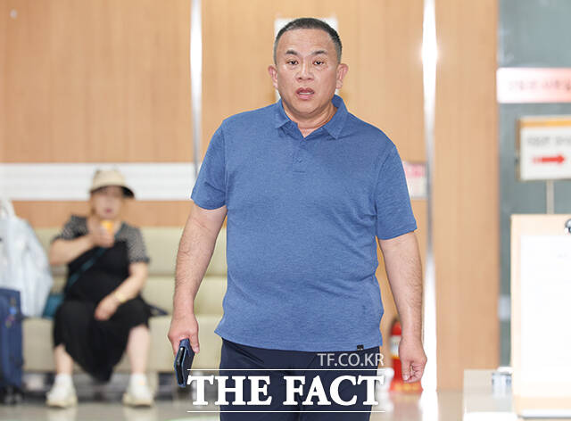 정치 브로커 명태균으로부터 여론조사를 무상으로 받은 혐의로 기소된 윤석열 전 대통령의 1심 결과가 나오는 13일 명씨가 서울 서초구 서울중앙지법에서 열린 선고 공판에 출석하고 있다. 사진공동취재단/20260713