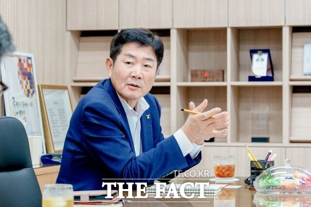 21일 시청 집무실에서 5300번 버스 운영업체인 이종규 용남고속 상무이사와 버스 증차 등을 논의하는 조용호 오산시장. /오산시