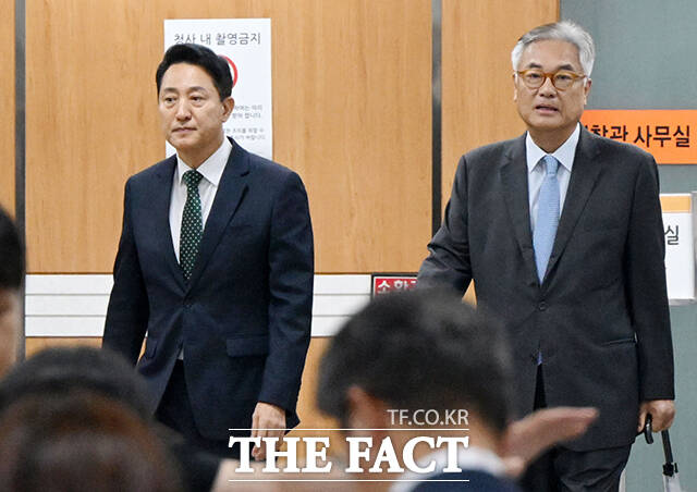 오세훈 서울시장(왼쪽)과 정진석 전 대통령 비서실장이 21일 오후 서울 서초구 서울중앙지방법원에서 만나 악수를 하고 있다. 이날 고등법원에선 오세훈 시장이 연루된 정치자금법 위반 혐의 항소심 첫 재판이 열렸다. 또 중앙지방법원에서는 정진석 전 실장이 연루된 헌법재판관 미임명 의혹 결심 공판이 열렸다. /남윤호 기자
