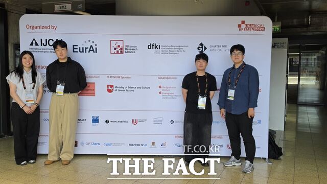 IJCAI-ECAI 2026 국제학술대회에 참가한 국립한밭대학교 EcoAI Lab 연구팀이 기념촬영을 하고 있다. 왼쪽부터 장여진 대학원생, 박준성·장현석 학부생, 이상금 교수 /한밭대