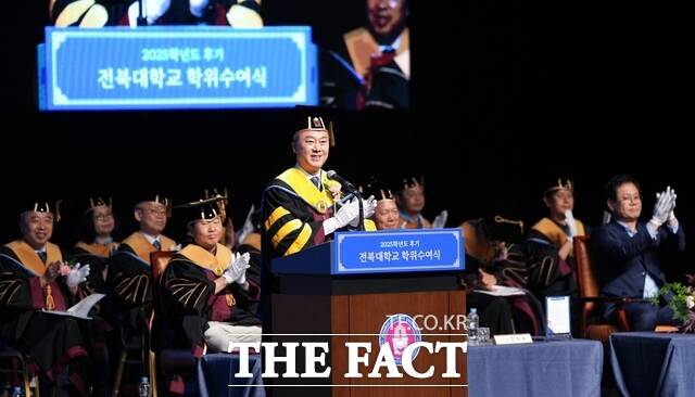 21일 전북대학교 삼성문화회관에서 열린 2025학년도 후기 학위수여식에서 양오봉 총장이 학위수여 식사를 하고 있다. /전북대