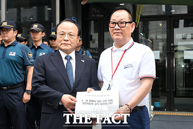 5·18 단체 관계자(왼쪽)가 장동혁 대표에게 전달할 공동 공개질의서를 국민의힘 중앙당사 관계자에게 전달하고 있다.