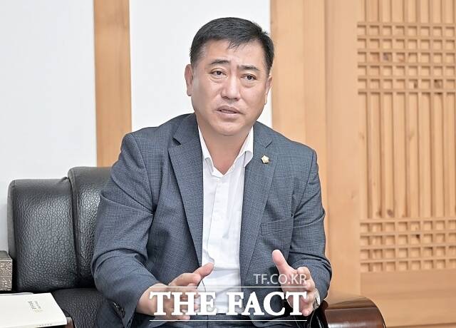 이범수 공주시의장이 20일 더팩트와 인터뷰를 하고 있다. /김형중 기자