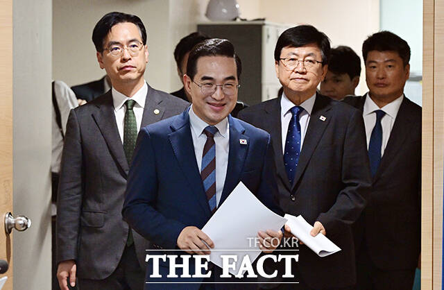 박홍근 기획예산처 장관(가운데)이 21일 오전 서울 종로구 정부서울청사에서 미래대응기금 추진 방안과 관련해 브리핑하고 있다. /임영무 기자