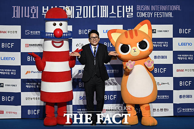 김준호 집행위원장(가운데)이 이끄는 제14회 '부산국제코미디페스티벌'(BICF)이 21일 오후 7시 부산 해운대구 벡스코 오디토리움에서 개막식을 열고 화려하게 막을 올렸다. /부산=송호영 기자
