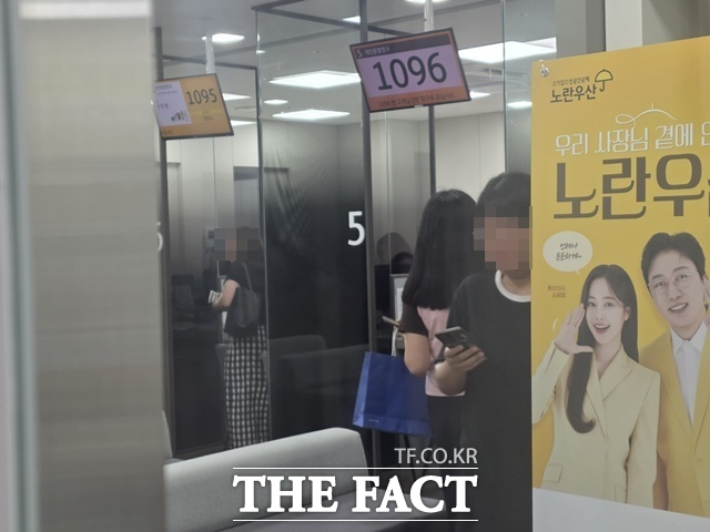 NH농협은행이 변동형 주택담보대출(주담대)을 재개한 반면 KB국민은행의 주담대 3억원 한도를 비롯한 신한·하나·우리은행의 자체 규제는 그대로다. 사진은 지난달 15일 오후 서울 구로구 KB국민은행 디지털밸리종합금융센터. /이선영 기자