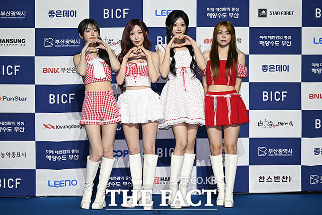 멤버들이 볼하트를 하고 있다.