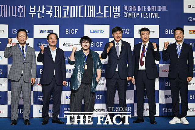 포즈를 취하는 조광식 BICF 부집행위원장과 장인화 부산광역시 체육회 회장, Adrian Christopher Joannou MICF PM, 최재호 창원상공회의소 회장, 최대웅 BICF 부집행위원장, 코미디언 김대희(왼쪽부터).