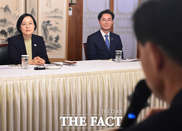 한성숙 국무총리(오른쪽)가 21일 오후 서울 종로구 삼청동 총리공관에서 서울구청장들과 주택공급 관련 간담회에 앞서 이승로 성북구청장·구청장협의회장과 인사하고 있다.