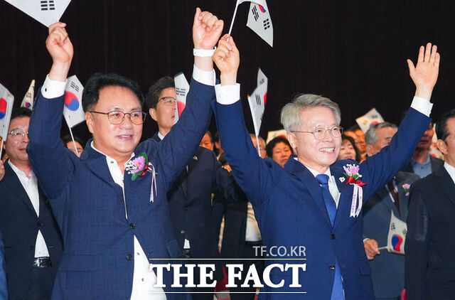 민형배 전남광주시장(오른쪽)과 송형곤 전남광주시의회 의장이 제81주년 광복절 경축식에서 만세삼창을 하는 모습. /전남광주시