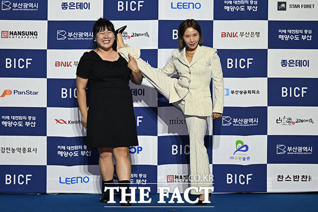 제14회 부산국제코미디페스티벌(BICF)이 개막한 21일 오후 코미디언 김민경(왼쪽)과 신봉선이 부산 해운대구 벡스코 오디토리움에서 열린 BICF 블루카펫 포토타임에 참석해 포즈를 취하고 있다. /부산=송호영 기자