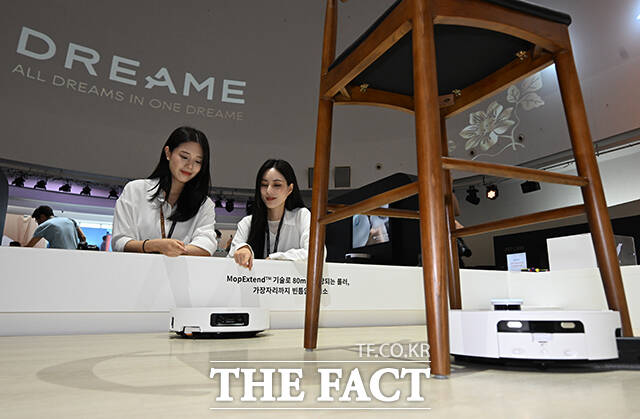 글로벌 종합 가전 브랜드 '드리미'가 21일 오전 서울 서초구 가빛섬에서 '드리미 인 서울(DREAME in SEOUL)' 행사를 연 가운데, 모델들이 제품을 시연하고 있다. /박헌우 기자