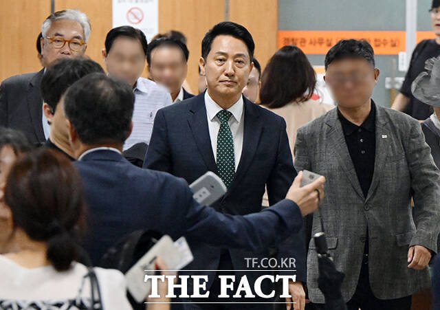 오세훈 서울시장(왼쪽)과 정진석 전 대통령 비서실장이 21일 오후 서울 서초구 서울중앙지방법원에서 만나 악수를 하고 있다. 이날 고등법원에선 오세훈 시장이 연루된 정치자금법 위반 혐의 항소심 첫 재판이 열렸다. 또 중앙지방법원에서는 정진석 전 실장이 연루된 헌법재판관 미임명 의혹 결심 공판이 열렸다. /남윤호 기자