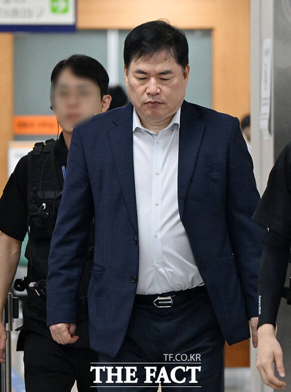 '대장동 개발 특혜 혐의'를 받는 화천대유자산관리 대주주 김만배(왼쪽)와 ‘특정범죄가중처벌등에관한법률위반(뇌물) 등 혐의’를 받는 유동규 전 성남도시개발공사 기획본부장이 21일 오전 서울 서초구 서울중앙지법에 출석하고 있다. /김성렬 기자