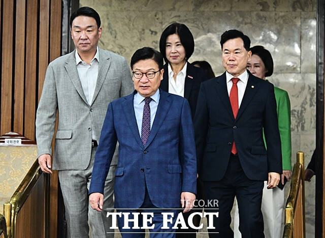 정점식 국민의힘 원내대표(가운데)가 21일 오전 서울 여의도 국회에서 열린 원내대책회의에 참석해 모두발언을 하고 있다. /국회=배정한 기자