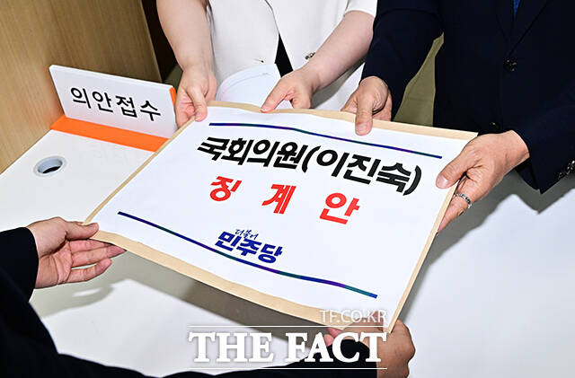 이주희 더불어민주당 의원(왼쪽)과 안도걸 의원이 21일 오후 서울 여의도 국회 의안과에서 이진숙 국민의힘 의원의 징계안을 제출하고 있다.