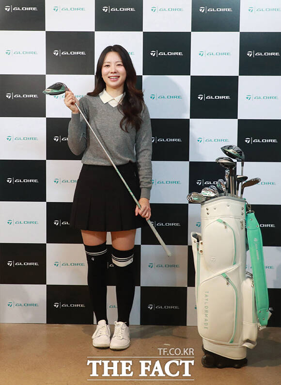 포즈 취하는 테일러메이드 앰배서더 홍재경 아나운서. /테일러메이드
