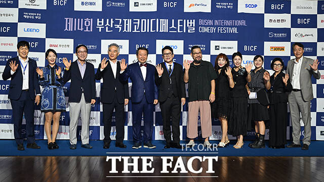 포즐 취하는 신수범 사무총장과 정연정 부위원장, 권칠우 부위원장, 안시정 부위원장, 이경신 자문위원회장, 김준호 집행위원장, 이소환 부위원장, 임미정 부위원장, 엄혜경 자문위원, 김도연 자문위원, 임태분 자문위원, 송진홍 부위원장(왼쪽부터).