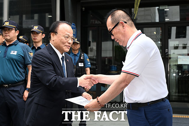 5·18 단체 관계자(왼쪽)가 장동혁 대표에게 전달할 공동 공개질의서를 국민의힘 중앙당사 관계자에게 전달하고 있다.