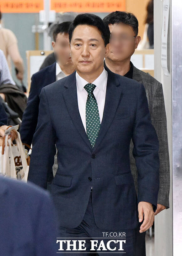 오세훈 서울시장이 21일 오후 서울 서초구 서울고등법원에서 열린 정치자금법 위반 혐의 항소심 첫 공판에 출석하고 있다. /남윤호 기자