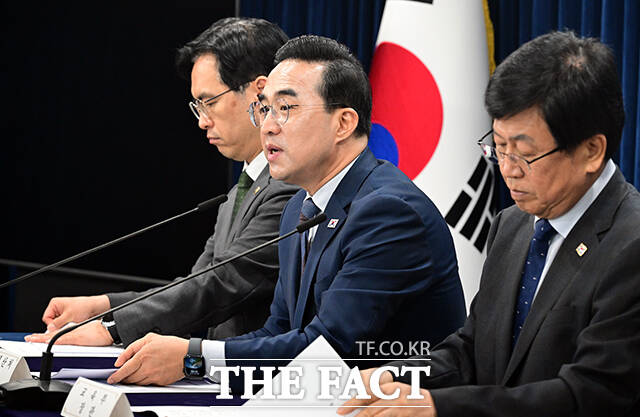 박홍근 기획예산처 장관(가운데)이 21일 오전 서울 종로구 정부서울청사에서 미래대응기금 추진 방안과 관련해 브리핑하고 있다. /임영무 기자