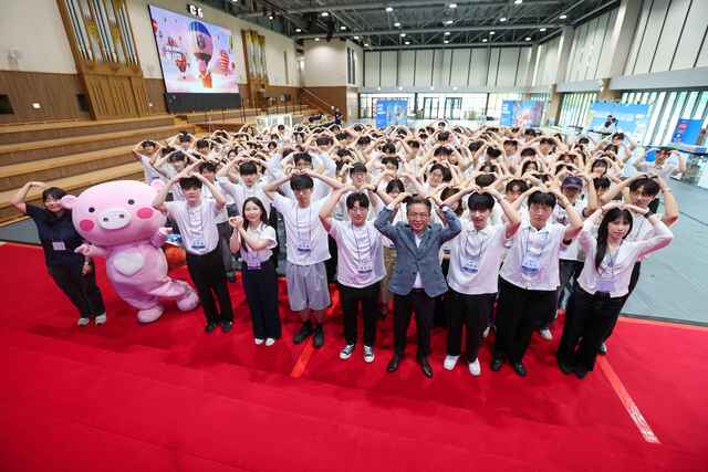 대전 신협중앙연수원에서 개최된 '2026년 대학생 신협 체험행사'에서 참가자들이 기념촬영을 하고 있다. /신협중앙회