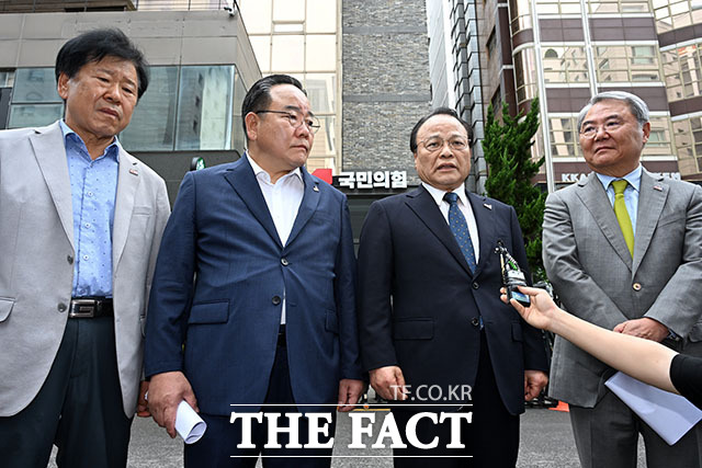 5·18 단체 관계자(왼쪽)가 장동혁 대표에게 전달할 공동 공개질의서를 국민의힘 중앙당사 관계자에게 전달하고 있다.