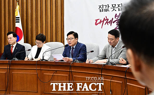 정점식 국민의힘 원내대표(가운데)가 21일 오전 서울 여의도 국회에서 열린 원내대책회의에 참석해 모두발언을 하고 있다. /국회=배정한 기자