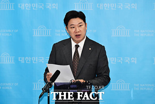 진종오 국민의힘 의원이 21일 오전 서울 여의도 국회 소통관에서 기자회견을 마친 뒤 취재진의 질의에 답변을 하고 있다. /국회=배정한 기자