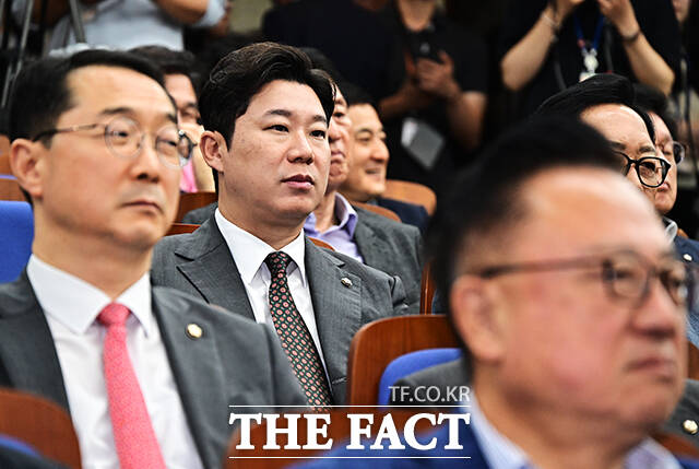 당원권 정지 2년 징계를 받은 진종오 국민의힘 의원이 21일 오전 서울 여의도 국회에서 열린 의원총회에 참석하고 있다. /국회=배정한 기자