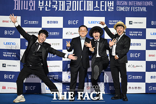 포즈를 취하는 '전유성없는 전유성쇼' 팀의 코미디언 정진욱과 이홍렬, 한현민, 이재형(왼쪽부터).