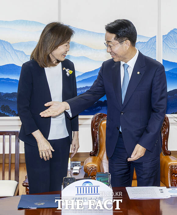 조정식 국회의장이 21일 오후 서울 여의도 국회에서 미셸 스틸 주한미국대사(왼쪽)를 접견하며 기념사진 촬영을 하고 있다. /국회사진기자단