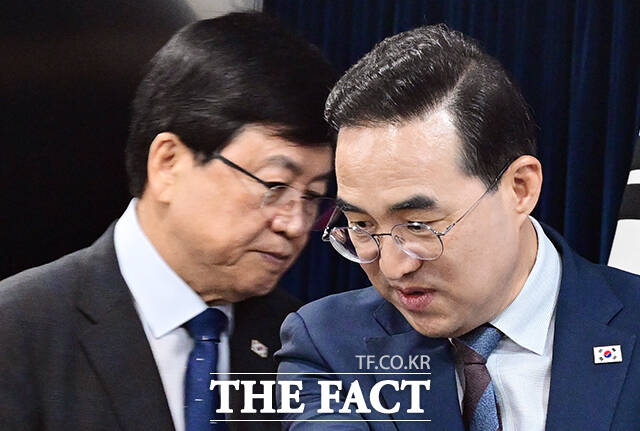 박홍근 기획예산처 장관(가운데)이 21일 오전 서울 종로구 정부서울청사에서 미래대응기금 추진 방안과 관련해 브리핑하고 있다. /임영무 기자