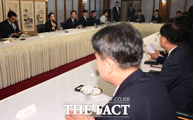 한성숙 국무총리(오른쪽)가 21일 오후 서울 종로구 삼청동 총리공관에서 서울구청장들과 주택공급 관련 간담회에 앞서 이승로 성북구청장·구청장협의회장과 인사하고 있다.
