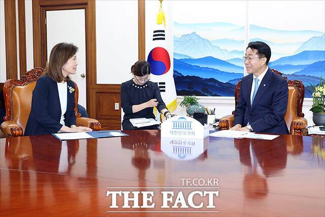 조정식 국회의장이 21일 오후 서울 여의도 국회에서 미셸 스틸 주한미국대사(왼쪽)를 접견하며 기념사진 촬영을 하고 있다. /국회사진기자단