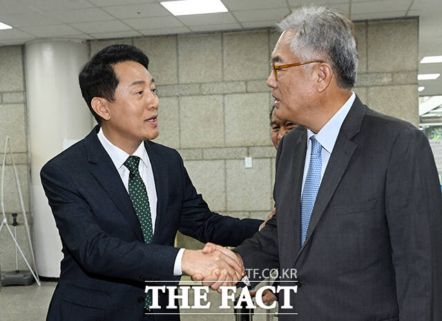 오세훈 서울시장(왼쪽)과 정진석 전 대통령 비서실장이 21일 오후 서울 서초구 서울중앙지방법원에서 만나 악수를 하고 있다. 이날 고등법원에선 오세훈 시장이 연루된 정치자금법 위반 혐의 항소심 첫 재판이 열렸다. 또 중앙지방법원에서는 정진석 전 실장이 연루된 헌법재판관 미임명 의혹 결심 공판이 열렸다. /남윤호 기자