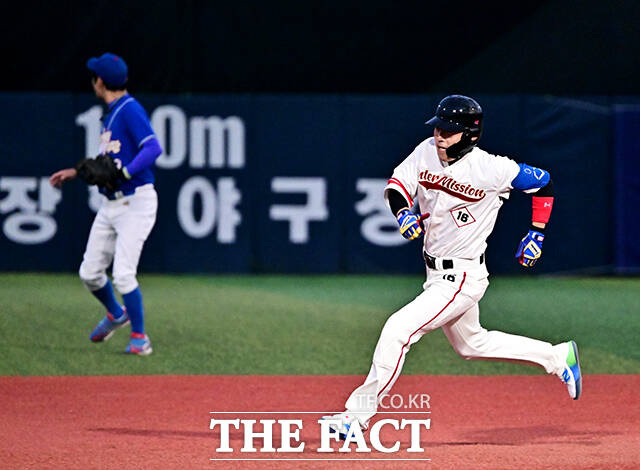 지난 제19회 한스타 연예인 야구 리그에서 안타를 친 인터미션 팀.