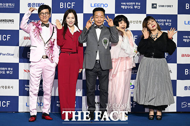 포즈를 취하는 코미디언 김창준과 김송희, 김학래, 지영옥, 이선민(왼쪽부터).