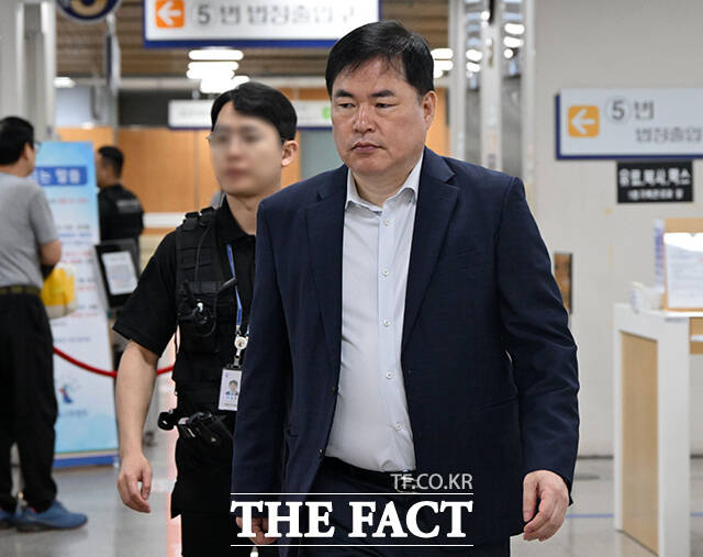 '대장동 개발 특혜 혐의'를 받는 화천대유자산관리 대주주 김만배(왼쪽)와 ‘특정범죄가중처벌등에관한법률위반(뇌물) 등 혐의’를 받는 유동규 전 성남도시개발공사 기획본부장이 21일 오전 서울 서초구 서울중앙지법에 출석하고 있다. /김성렬 기자