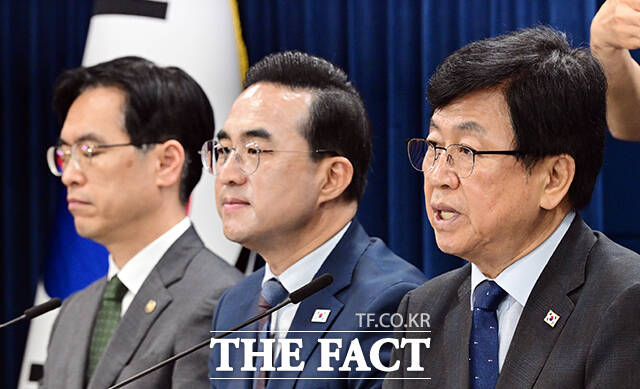 박홍근 기획예산처 장관(가운데)이 21일 오전 서울 종로구 정부서울청사에서 미래대응기금 추진 방안과 관련해 브리핑하고 있다. /임영무 기자