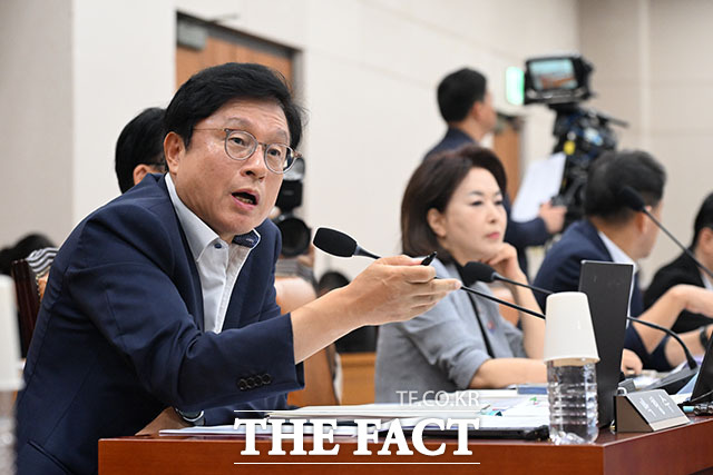 항의하는 국회 법제사법위원회 야당 간사 박형수 국민의힘 의원.