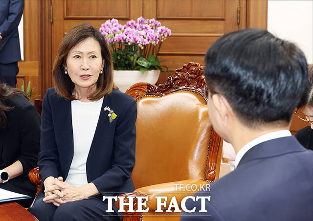 조정식 국회의장이 21일 오후 서울 여의도 국회에서 미셸 스틸 주한미국대사(왼쪽)를 접견하며 기념사진 촬영을 하고 있다. /국회사진기자단