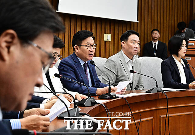 정점식 국민의힘 원내대표(가운데)가 21일 오전 서울 여의도 국회에서 열린 원내대책회의에 참석해 모두발언을 하고 있다. /국회=배정한 기자