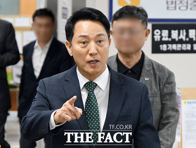 오세훈 서울시장이 21일 오후 서울 서초구 서울고등법원에서 열린 정치자금법 위반 혐의 항소심 첫 공판에 출석하고 있다. /남윤호 기자